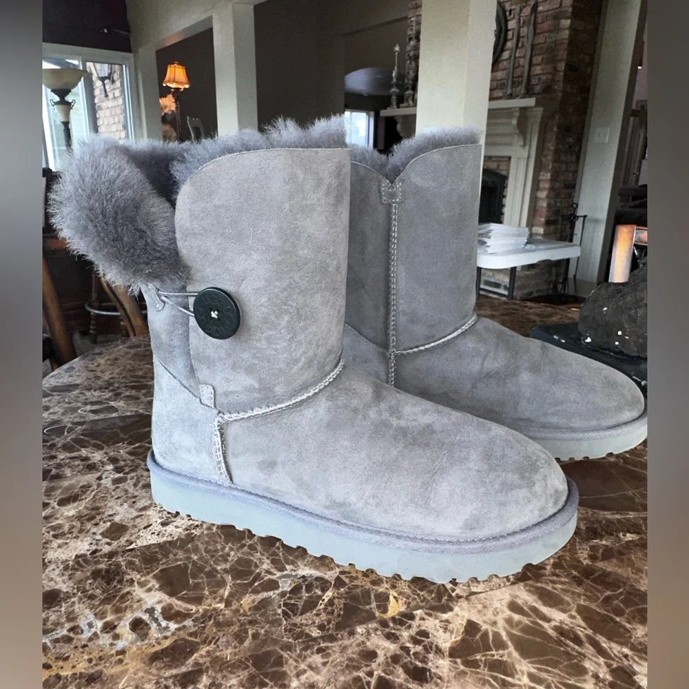 UGG Bailey Button Boot Size 9 - Picture 1 of 12